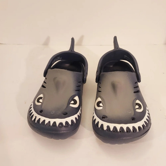 Capelli New York Navy Shark Clogs in Size 7 - Picture 2 of 10